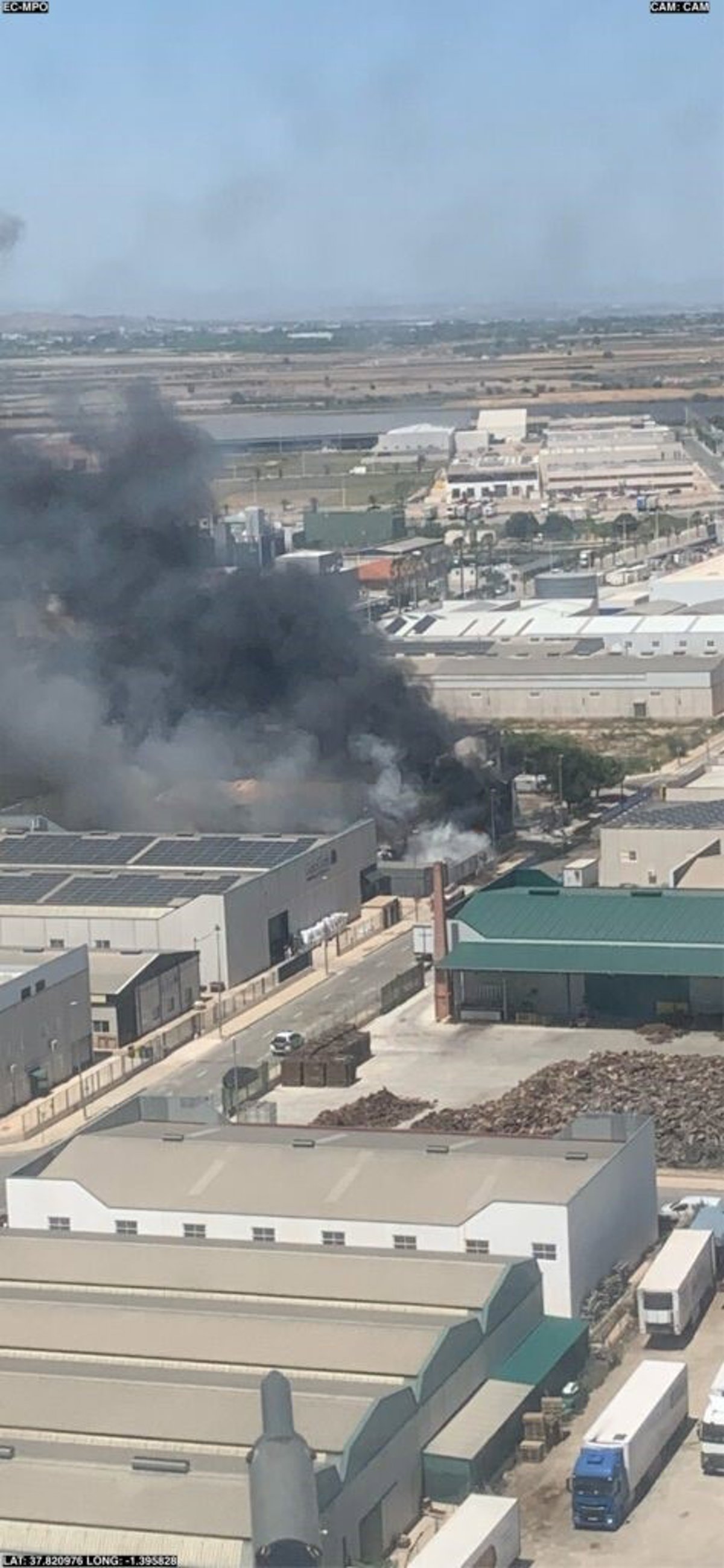 Los bomberos trabajan en el incendio de una nave industrial en Alhama de Murcia