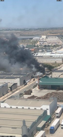Los bomberos trabajan en un incendio de una nave industrial en Alhama de Murcia