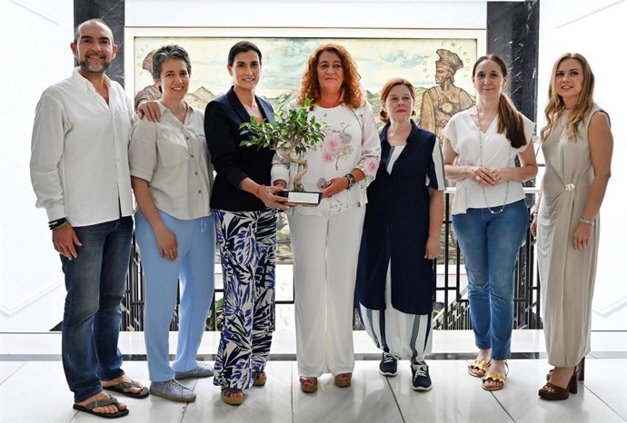 Amada Lois recibe el premio a la autenticidad del comercio de Santander