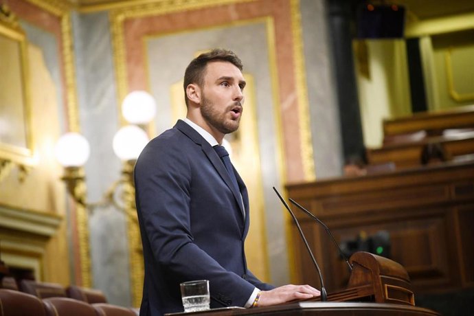 El diputado del PSOE Víctor Gutiérrez interviene durante una sesión plenaria en el Congreso de los Diputados, a 24 de junio de 2025, en Madrid (España). 