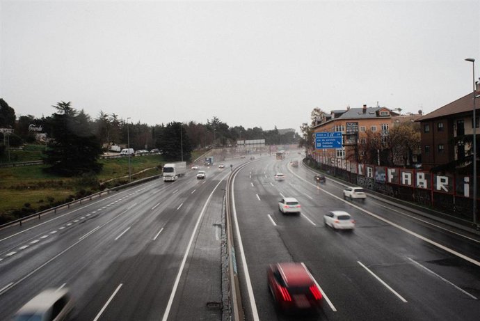 Archivo - Varios vehículos circulan por la A-6, a 19 de enero de 2024, en Madrid (España) 