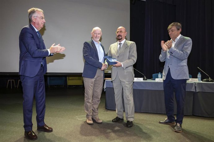 El doctor Rafael Yuste recibe el 'Premio a la Trayectoria Internacional en la Protección del Derecho a la Salud'