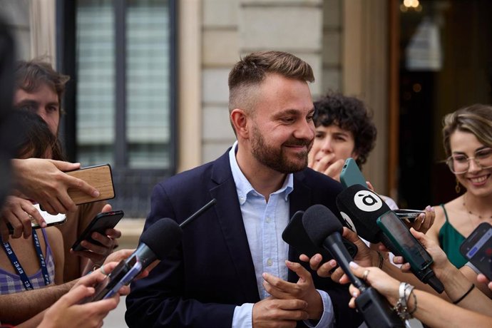 El diputado de Compromis Alberto Ibáñez ofrece declaraciones a los medios en el Congreso de los Diputados, a 24 de junio de 2025, en Madrid (España). 