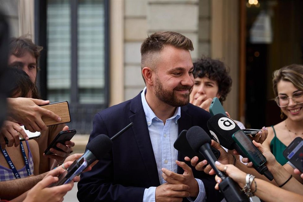 El diputado de Compromis Alberto Ibáñez ofrece declaraciones a los medios en el Congreso de los Diputados, a 24 de junio de 2025, en Madrid (España). 