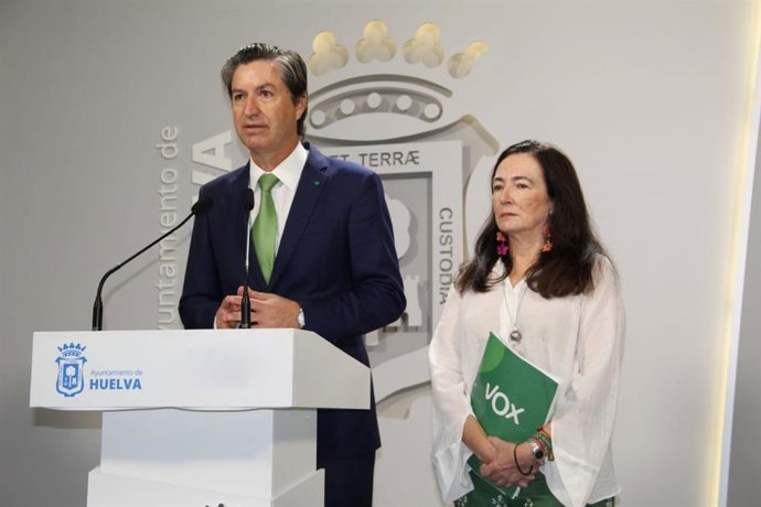 Los concejales de Vox en el Ayuntamiento de Huelva, Wenceslao Font y María López.