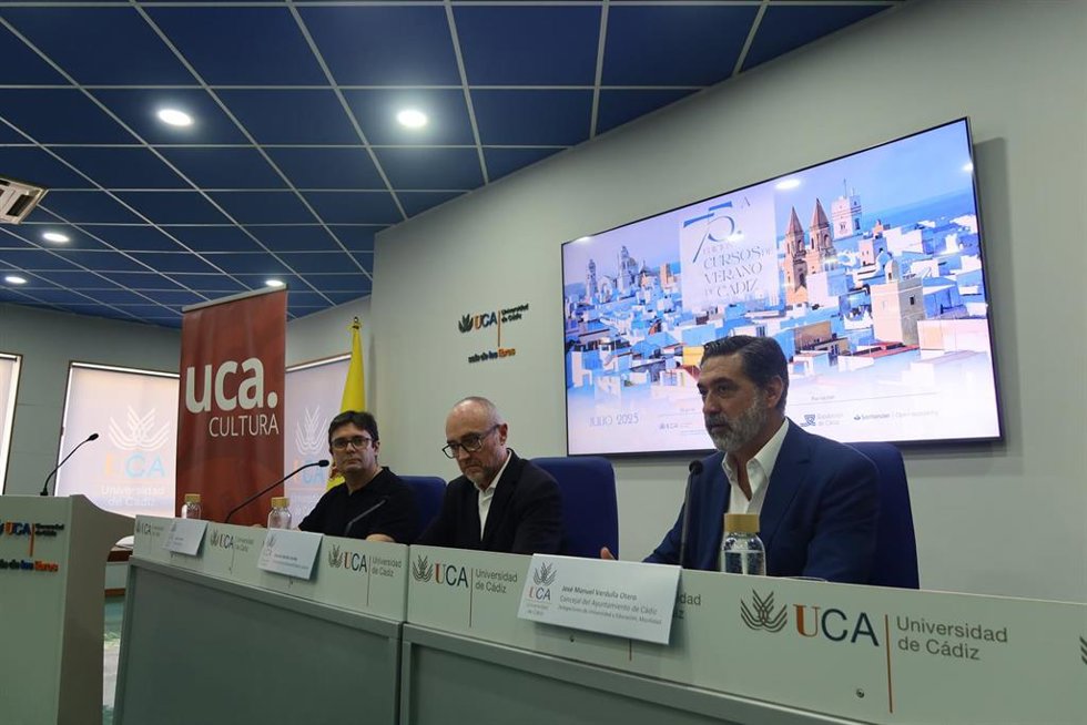 El vicerrector de Sostenibilidad y Cultura de la UCA, Gonzalo Sánchez Gardey, y el delegado de Universidad, Educación y Movilidad del Ayuntamiento de Cádiz, José Manuel Verdulla, y del artista Cecilio Chaves, presentan los Cursos de Verano de la UCA