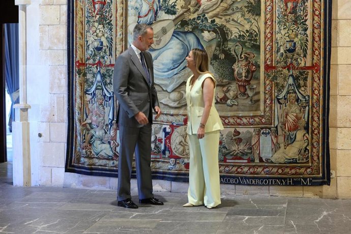 Archivo - El Rey Felipe VI recibe a la presidenta de las Islas Baleares, Margalida Prohens, en el Palacio de la Almudaina.