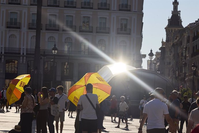 Diverses persones passegen pel carrer