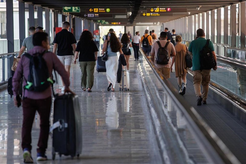 Archivo - Varias personas con maletas en la terminal T4 del Aeropuerto Adolfo Suárez Madrid-Barajas, a 12 de julio de 2024, en Madrid (España). Muchas personas eligen el avión para su salida en las vacaciones de verano en esta segunda operación salida q