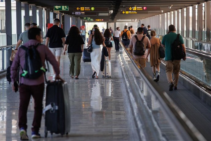 Archivo - Varias personas con maletas en la terminal T4 del Aeropuerto Adolfo Suárez Madrid-Barajas, a 12 de julio de 2024, en Madrid (España). Muchas personas eligen el avión para su salida en las vacaciones de verano en esta segunda operación salida que