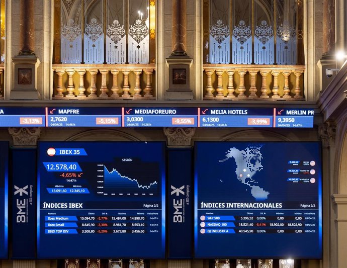 Archivo - Dos paneles del IBEX 35 en el Palacio de la Bolsa de Madrid, a 4 de abril de 2025, en Madrid (España).