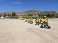 Bomberos y un helicóptero trabajan en la extinción de un incendio en la planta de reciclaje de Cañada Hermosa