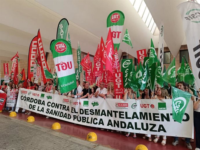 Los sindicatos se concentran en el Hospital Reina Sofía en protesta por las interminables listas de espera en Córdoba.