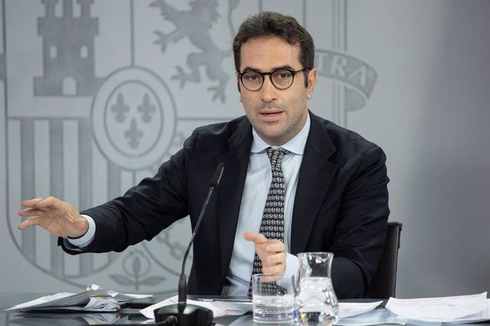 El ministro de Economía, Comercio y Empresa, Carlos Cuerpo, durante una rueda de prensa posterior a la reunión del Consejo de Ministros, en el Palacio de La Moncloa, a 24 de junio de 2025, en Madrid (España).