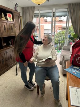 Atención a una mujer con la iniciativa VIDA de la institución humanitaria Cruz Roja.