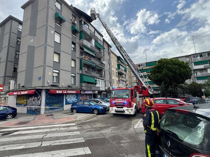Bomberos de la Comunidad de Madrid actúan en el saneamiento de una fachada