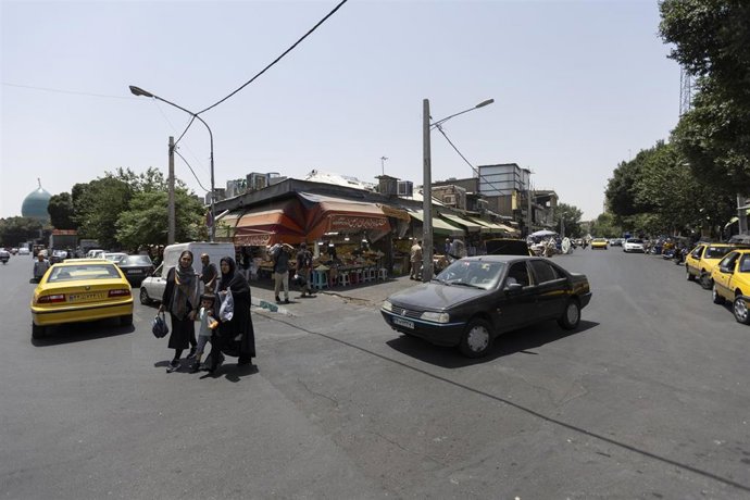 Vehículos por una calle de Teherán tras el alto el fuego