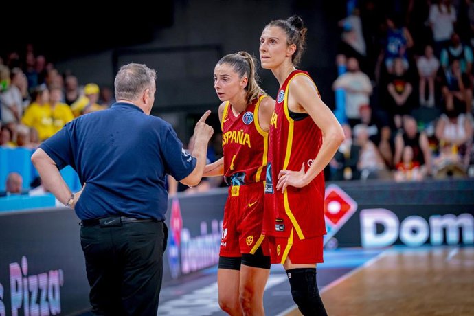Miguel Méndez, seleccionador nacional, da instrucciones a Mariona Ortiz y Alba Torrens