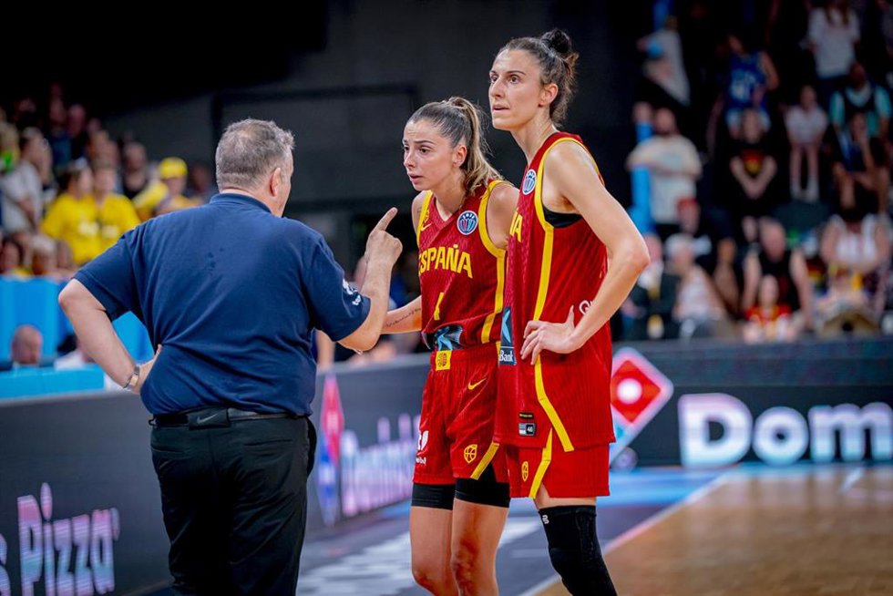 Miguel Méndez, seleccionador nacional, da instrucciones a Mariona Ortiz y Alba Torrens