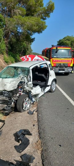 Coche accidentado en la Ma-2200.