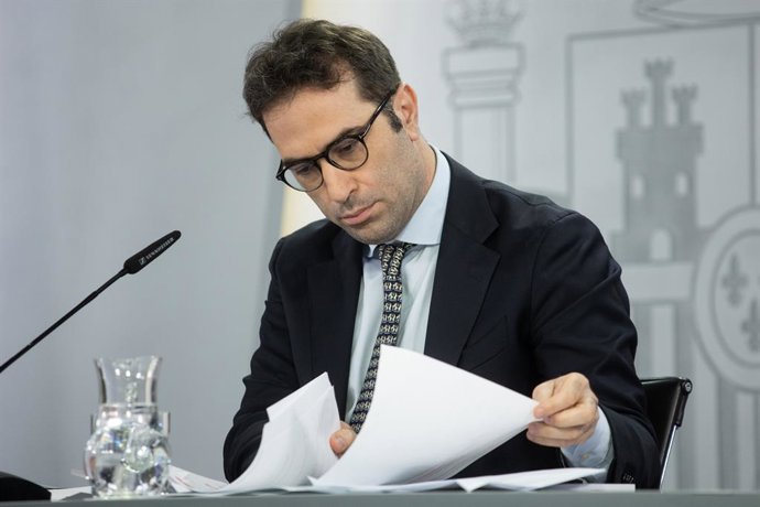 El ministro de Economía, Comercio y Empresa, Carlos Cuerpo, durante una rueda de prensa posterior a la reunión del Consejo de Ministros, en el Palacio de La Moncloa, a 24 de junio de 2025, en Madrid (España). El Consejo de Ministros ha deliberado sobre la