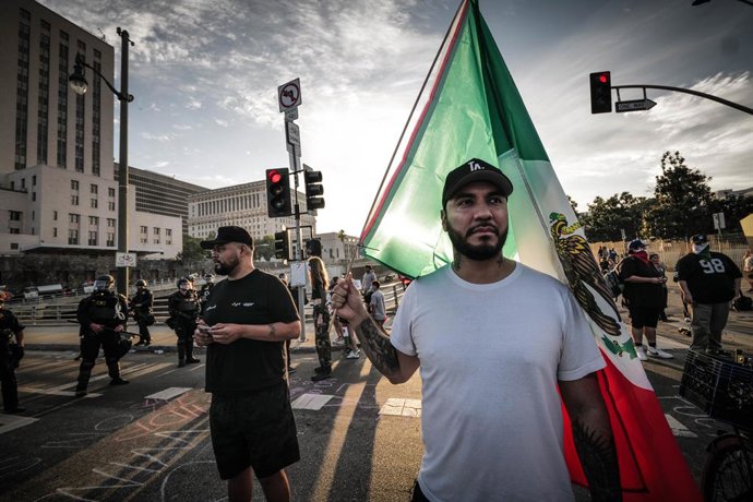 14 de junho de 2025, Los Angeles, Califórnia, EUA: Durante a manifestação de protesto No Kings no centro de Los Angeles, as pessoas celebram sua herança e denunciam o atual governo Trump em oposição ao Ice e ao estado atual das leis de imigração.