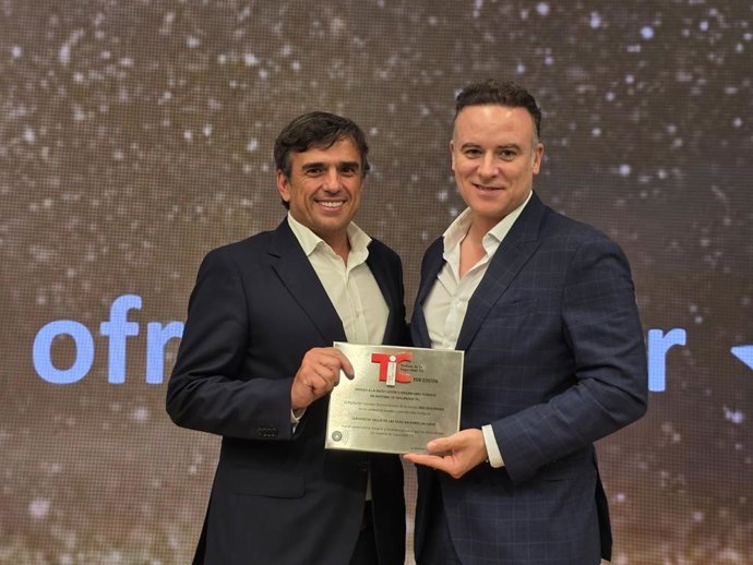 El director asistencial del Servicio de Salud, Raúl Lara, recibe el premio otorgado por 'Red Seguridad'.