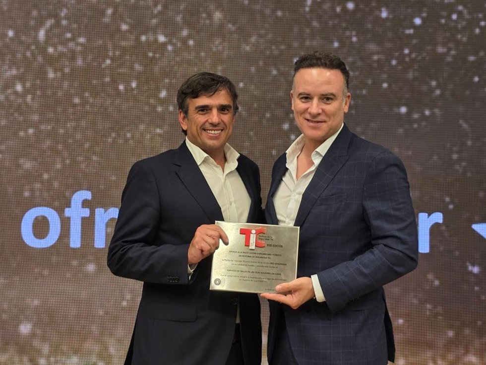 El director asistencial del Servicio de Salud, Raúl Lara, recibe el premio otorgado por 'Red Seguridad'.