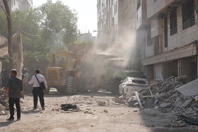 TEERÃ, 13 de junho de 2025 -- Veículos de engenharia removem destroços de edifícios danificados durante ataques israelenses em Teerã, Irã, em 13 de junho de 2025. O ministro da Defesa de Israel, Israel Katz, disse na sexta-feira que Israel lançou um "ataq