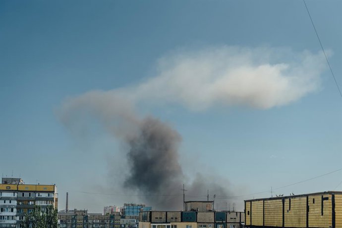 24 de junho de 2025, Dnipro, Dnipropetrovsk Oblast, Ucrânia: Fumaça sobe no local de um míssil atingido em DNIPRO, UCRÂNIA, em 24 de junho de 2025. A RÚSSIA lançou um ataque maciço com mísseis contra a cidade, matando mais de 10 pessoas e ferindo mais de 