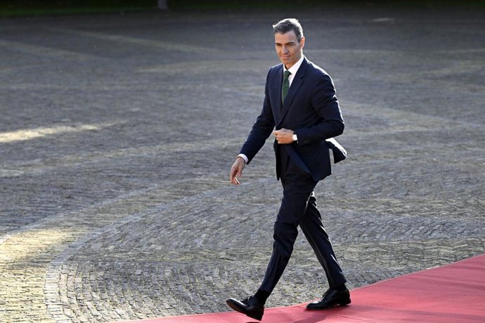 24 de junho de 2025, Holanda, Haia: O primeiro-ministro da Espanha, Pedro Sanchez, chega ao jantar social oferecido pelo rei Willem-Alexander e pela rainha Máxima da Holanda no Palácio Real "Huis ten Bosch" durante a Organização do Tratado do Atlântico No