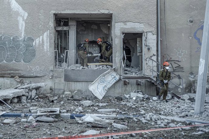 20 June 2025, Israel, Haifa: Israeli emergency personnel respond at the scene of a damaged building in Haifa following an Iranian missile strike, as tensions between Israel and Iran continue to escalate. Photo: Ilia Yefimovich/dpa