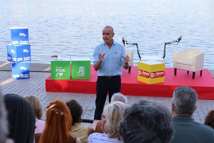 El portavoz del Grupo Municipal Socialista, Antonio Muñoz, durante su intervención en el acto público celebrado en el Parque Magallanes.