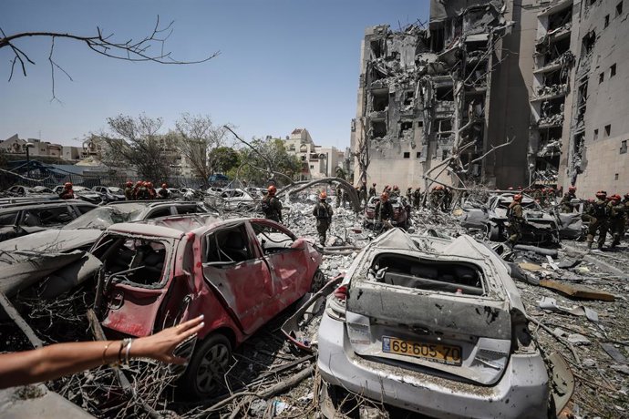 June 24, 2025, Beâ€Er Sheva, Beâ€Er Sheva, israel: Israeli rescue teams operate at the scene of a missile strike on a residential area in Be'er Sheva, southern Israel, 24 June 2025. According to the Israeli military, Iran launched a barrage of ballistic m