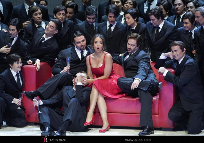 Escena de 'La Traviata' en el Teatro Real.
