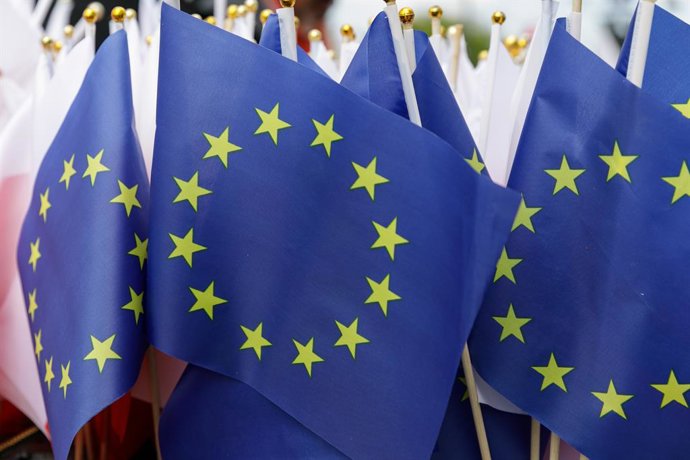 25 de maio de 2025, Varsóvia, Polônia: Bandeiras da UE são vistas antes da Marcha dos Patriotas realizada em apoio ao candidato presidencial polonês Rafal Trzaskowski. No primeiro turno da eleição presidencial da Polônia, o prefeito de Varsóvia, Rafal Trz