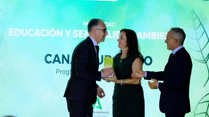 El director del programa de Canal Sur Radio "Cambio Climático", Javier Bolaños, recoge el Premio Andalucía de Medio Ambiente.