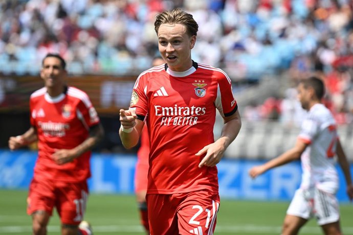 24 de junho de 2025, EUA, Charlotte: Andreas Schjelderup (dir.), do Benfica, comemora o primeiro gol de sua equipe durante a partida do Grupo C da Copa do Mundo de Clubes da FIFA entre Sport Lisboa e Benfica e Bayern de Munique no Hard Rock Stadium. Foto: