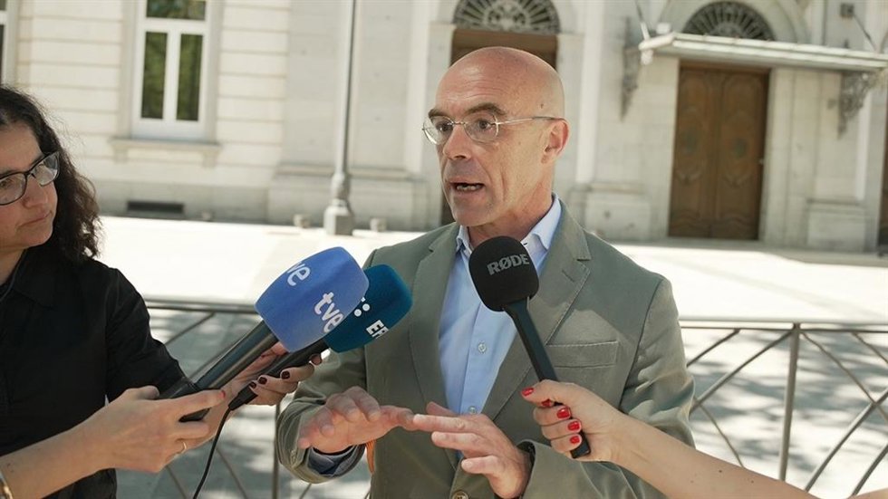 Archivo - El jefe de la delegación de Vox en Bruselas y coordinador nacional jurídico de Vox, Jorge Buxadé, atiende a los medios a las puertas del Tribunal Supremo