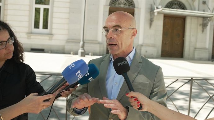 Archivo - Arquivo - O chefe da delegação da Vox em Bruxelas e coordenador jurídico nacional da Vox, Jorge Buxadé, fala à mídia do lado de fora da Suprema Corte.