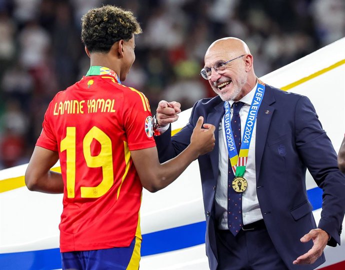 Archivo - 14 July 2024, Berlin: Spain's coach Luis de la Fuente celebrates with player Lamine Yamal after winning the UEFA Euro 2024 final soccer match against England at the Olympic Stadium. Photo: Christian Charisius/dpa