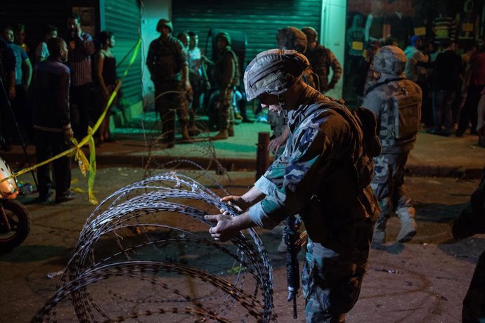 Archivo - Militares libaneses inspeccionan el impacto de un atentado suicida en el sur de Beirut