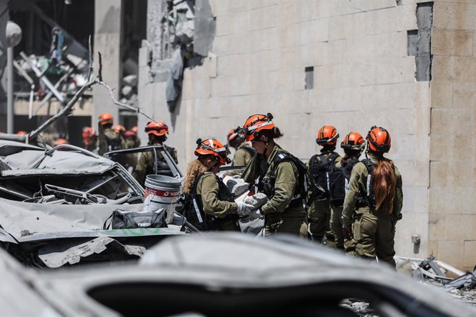 24 de junho de 2025, Be'er Sheva, Be'er Sheva, Israel: Equipes de resgate israelenses operam no local de um ataque de míssil em uma área residencial em Be'er Sheva, no sul de Israel, em 24 de junho de 2025. De acordo com o exército israelense, o Irã lanço