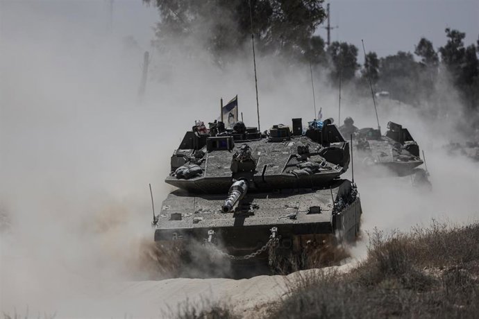 Archivo - Un tanque israelí circula por la frontera sur de la Franja de Gaza