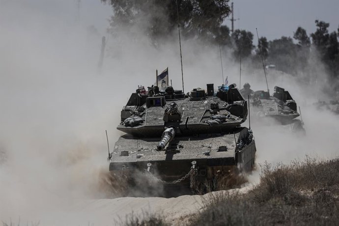 Archivo - Arquivo - 20 de maio de 2025, Fronteira de Gaza, Gaza, Israel: Tanques do exército israelense se posicionam na fronteira sul de Israel com a Faixa de Gaza em 20 de maio de 2025, em meio à guerra contínua com o movimento militante palestino Hamas