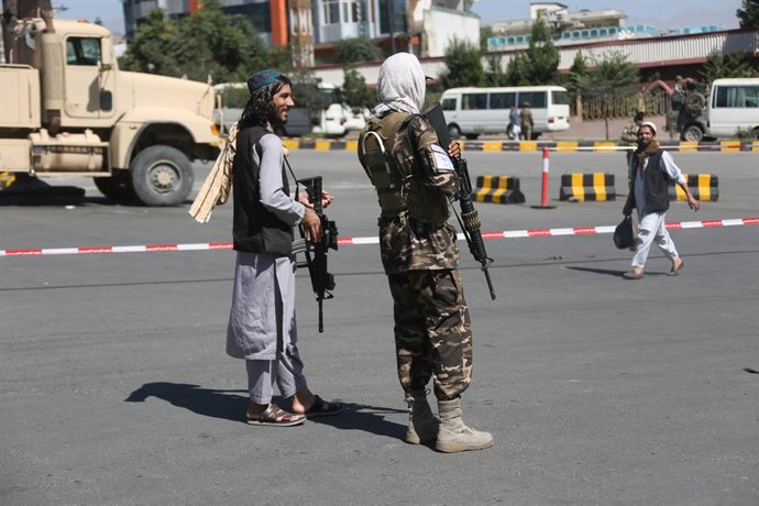 Archivo - KABUL, June 30, 2022  -- Taliban members stand guard near the conference venue of the Loya Jirga in Kabul, Afghanistan, June 30, 2022. The much-awaited Loya Jirga or grand assembly of religious scholars and elders opened in Afghanistan's capital