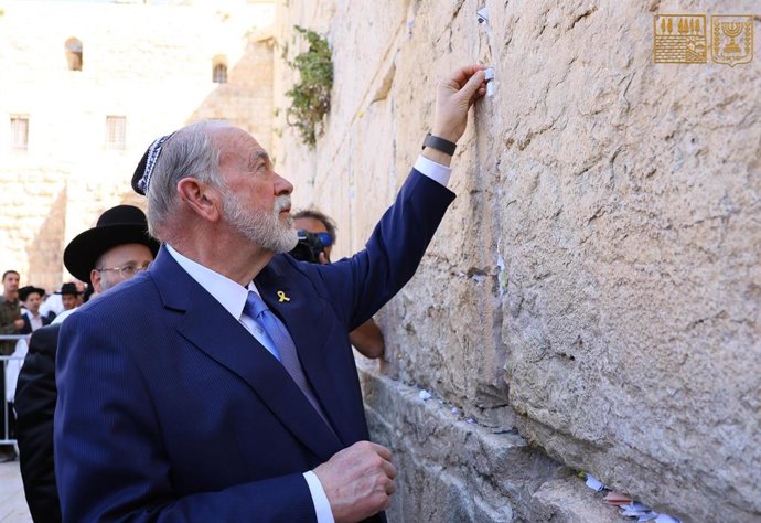 Archivo - Arquivo - 18 de abril de 2025, Jerusalém, Israel: Imediatamente após aterrissar no país, o recém-nomeado embaixador dos EUA em Israel, Mike Huckabee, inicia sua missão diplomática com uma visita e oração no Muro das Lamentações, cumprindo declar
