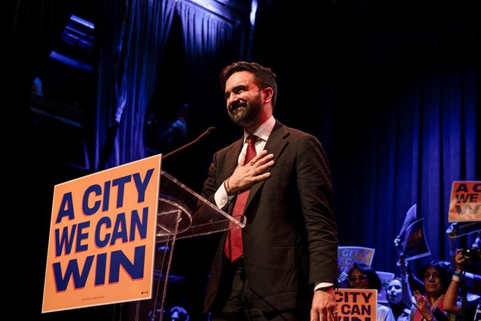 14 de junho de 2025, Nova York, Nova York, EUA: No primeiro dia de votação antecipada para prefeito de Nova York, a congressista Alexandria Ocasio Cortez e o candidato a prefeito Zohran Mamdani realizam um comício com a presença de milhares de eleitores a