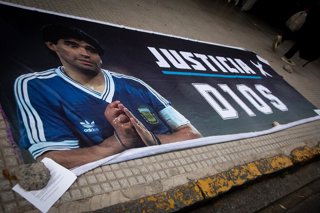 Archivo - Pancarta realizada por seguidores de Maradona en el marco del juicio por su muerte