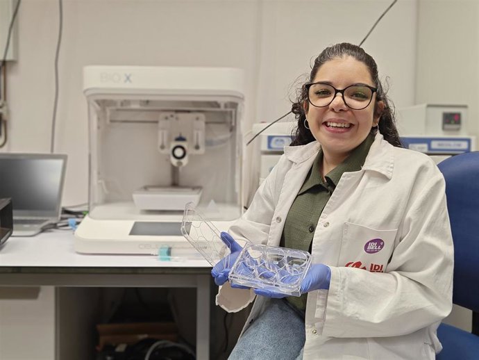 La coprimera autora del estudio, Laura Casado, con una muestra de tejido cardíaco generado mediante bioimpresión 3D.